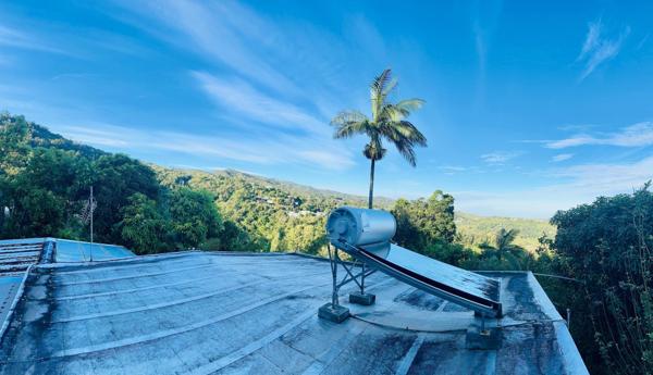 Terrain d'environ 2100m² constructible avec batisse de plan pied à réhabiliter de 137 m² ·  La Montagne 97417  · pK11