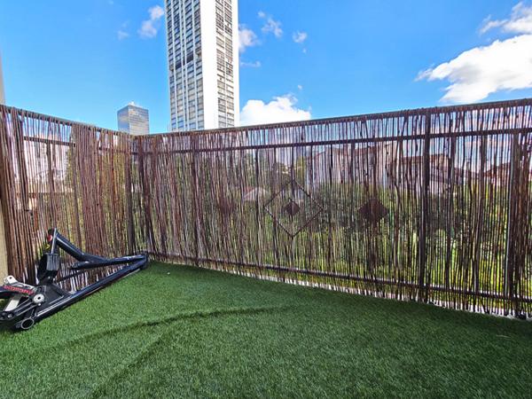 Colline : Appartement de 3 pièces de 56m², avec 2 balcons, une cave et une place de parking.