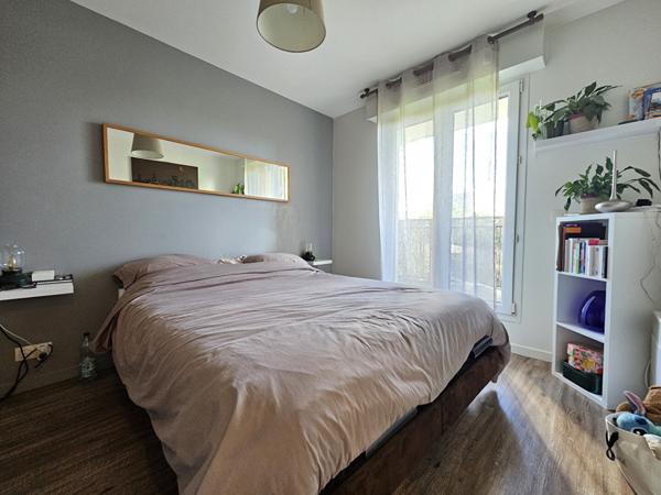 Colline : Appartement de 3 pièces de 56m², avec 2 balcons, une cave et une place de parking.