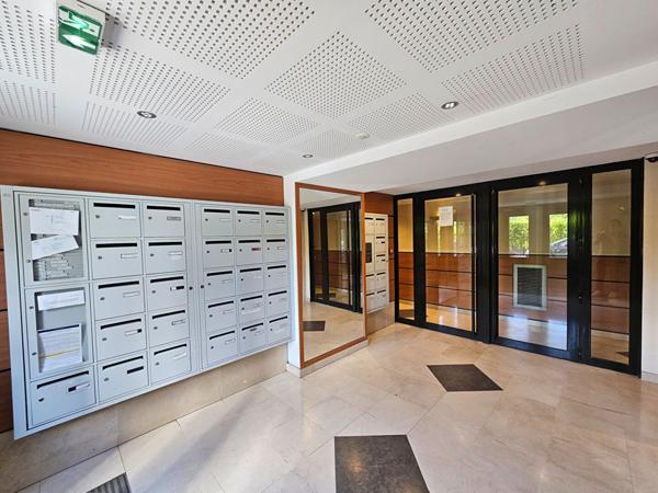 Colline : Appartement de 3 pièces de 56m², avec 2 balcons, une cave et une place de parking.