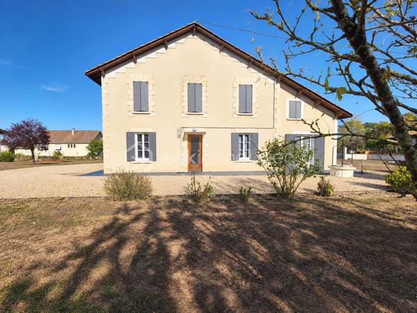 À proximité immédiate de Coutras, découvrez cette belle maison familiale entièrement rénovée avec goût, offrant de beaux volumes, un intérieur soigné et de nombreuses possibilités d'aménagement.

Dès l'entrée, la maison séduit par ses volumes et sa fonctionnalité. Elle dispose de deux accès extérieurs permettant une circulation pratique au quotidien.

Au rez-de-chaussée, vous trouverez une cuisine aménagée et équipée, un agréable salon ainsi qu'une grande salle à manger idéale pour partager des moments en famille ou recevoir vos proches, également deux chambres en rez-de-chaussée, complétées par une salle de bain avec doubles vasques et douche. WC indépendant.
À l'étage, la maison propose trois chambres supplémentaires, une seconde salle d'eau avec WC ainsi qu'un grand bureau. Cet espace peut facilement être aménagé en bibliothèque, salle de jeux, espace télétravail ou pièce supplémentaire selon vos besoins.

Entièrement rénovée avec goût, cette maison ne nécessite aucun travaux. Elle bénéficie notamment du double vitrage, d'une isolation améliorée, d'une installation électrique rénovée, du gaz de ville, climatisation réversible sans oublier sa belle cheminée ouverte, offrant confort et fonctionnalité tout au long de l'année. 
Cette belle maison, louée en gîte uniquement a obtenu son étoile pour son confort et équipement.

À l'extérieur, le terrain entièrement clôturé offre un environnement agréable et de nombreuses possibilités.
Côté stationnement et dépendances, la propriété dispose de plusieurs espaces particulièrement appréciables :
un grand garage indépendant avec eau et électricité ;
un carport attenant ;
un second grand garage permettant d'accueillir plusieurs véhicules ou de disposer d'un important espace de rangement.
Un puit non raccordé
Le terrain, arboré, est constructible, offrant la possibilité d'envisager un futur projet selon les règles d'urbanisme en vigueur : construction supplémentaire, dépendance, logement indépendant ou autre projet familial.

Idéalement située aux portes de Coutras, la maison bénéficie d'un emplacement pratique à proximité des écoles, commerces, services, centre-ville et de la gare, tout en permettant un accès rapide aux principaux axes routiers et à l'autoroute.

Une maison familiale aux beaux volumes, parfaitement entretenue et rénovée, qui réunit confort, espace, stationnement et potentiel d'évolution.

Un bien rare offrant de nombreuses possibilités, à découvrir sans tarder.