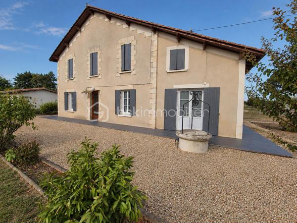 À proximité immédiate de Coutras, découvrez cette belle maison familiale entièrement rénovée avec goût, offrant de beaux volumes, un intérieur soigné et de nombreuses possibilités d'aménagement.

Dès l'entrée, la maison séduit par ses volumes et sa fonctionnalité. Elle dispose de deux accès extérieurs permettant une circulation pratique au quotidien.

Au rez-de-chaussée, vous trouverez une cuisine aménagée et équipée, un agréable salon ainsi qu'une grande salle à manger idéale pour partager des moments en famille ou recevoir vos proches, également deux chambres en rez-de-chaussée, complétées par une salle de bain avec doubles vasques et douche. WC indépendant.
À l'étage, la maison propose trois chambres supplémentaires, une seconde salle d'eau avec WC ainsi qu'un grand bureau. Cet espace peut facilement être aménagé en bibliothèque, salle de jeux, espace télétravail ou pièce supplémentaire selon vos besoins.

Entièrement rénovée avec goût, cette maison ne nécessite aucun travaux. Elle bénéficie notamment du double vitrage, d'une isolation améliorée, d'une installation électrique rénovée, du gaz de ville, climatisation réversible sans oublier sa belle cheminée ouverte, offrant confort et fonctionnalité tout au long de l'année. 
Cette belle maison, louée en gîte uniquement a obtenu son étoile pour son confort et équipement.

À l'extérieur, le terrain entièrement clôturé offre un environnement agréable et de nombreuses possibilités.
Côté stationnement et dépendances, la propriété dispose de plusieurs espaces particulièrement appréciables :
un grand garage indépendant avec eau et électricité ;
un carport attenant ;
un second grand garage permettant d'accueillir plusieurs véhicules ou de disposer d'un important espace de rangement.
Un puit non raccordé
Le terrain, arboré, est constructible, offrant la possibilité d'envisager un futur projet selon les règles d'urbanisme en vigueur : construction supplémentaire, dépendance, logement indépendant ou autre projet familial.

Idéalement située aux portes de Coutras, la maison bénéficie d'un emplacement pratique à proximité des écoles, commerces, services, centre-ville et de la gare, tout en permettant un accès rapide aux principaux axes routiers et à l'autoroute.

Une maison familiale aux beaux volumes, parfaitement entretenue et rénovée, qui réunit confort, espace, stationnement et potentiel d'évolution.

Un bien rare offrant de nombreuses possibilités, à découvrir sans tarder.