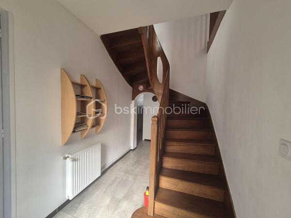À proximité immédiate de Coutras, découvrez cette belle maison familiale entièrement rénovée avec goût, offrant de beaux volumes, un intérieur soigné et de nombreuses possibilités d'aménagement.

Dès l'entrée, la maison séduit par ses volumes et sa fonctionnalité. Elle dispose de deux accès extérieurs permettant une circulation pratique au quotidien.

Au rez-de-chaussée, vous trouverez une cuisine aménagée et équipée, un agréable salon ainsi qu'une grande salle à manger idéale pour partager des moments en famille ou recevoir vos proches, également deux chambres en rez-de-chaussée, complétées par une salle de bain avec doubles vasques et douche. WC indépendant.
À l'étage, la maison propose trois chambres supplémentaires, une seconde salle d'eau avec WC ainsi qu'un grand bureau. Cet espace peut facilement être aménagé en bibliothèque, salle de jeux, espace télétravail ou pièce supplémentaire selon vos besoins.

Entièrement rénovée avec goût, cette maison ne nécessite aucun travaux. Elle bénéficie notamment du double vitrage, d'une isolation améliorée, d'une installation électrique rénovée, du gaz de ville, climatisation réversible sans oublier sa belle cheminée ouverte, offrant confort et fonctionnalité tout au long de l'année. 
Cette belle maison, louée en gîte uniquement a obtenu son étoile pour son confort et équipement.

À l'extérieur, le terrain entièrement clôturé offre un environnement agréable et de nombreuses possibilités.
Côté stationnement et dépendances, la propriété dispose de plusieurs espaces particulièrement appréciables :
un grand garage indépendant avec eau et électricité ;
un carport attenant ;
un second grand garage permettant d'accueillir plusieurs véhicules ou de disposer d'un important espace de rangement.
Un puit non raccordé
Le terrain, arboré, est constructible, offrant la possibilité d'envisager un futur projet selon les règles d'urbanisme en vigueur : construction supplémentaire, dépendance, logement indépendant ou autre projet familial.

Idéalement située aux portes de Coutras, la maison bénéficie d'un emplacement pratique à proximité des écoles, commerces, services, centre-ville et de la gare, tout en permettant un accès rapide aux principaux axes routiers et à l'autoroute.

Une maison familiale aux beaux volumes, parfaitement entretenue et rénovée, qui réunit confort, espace, stationnement et potentiel d'évolution.

Un bien rare offrant de nombreuses possibilités, à découvrir sans tarder.
