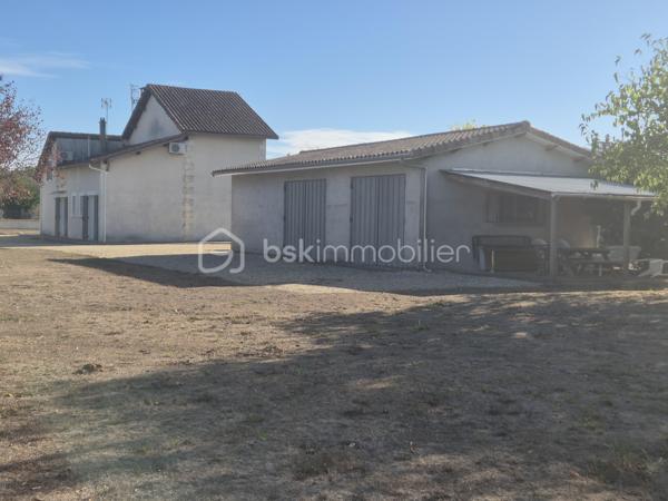 À proximité immédiate de Coutras, découvrez cette belle maison familiale entièrement rénovée avec goût, offrant de beaux volumes, un intérieur soigné et de nombreuses possibilités d'aménagement.

Dès l'entrée, la maison séduit par ses volumes et sa fonctionnalité. Elle dispose de deux accès extérieurs permettant une circulation pratique au quotidien.

Au rez-de-chaussée, vous trouverez une cuisine aménagée et équipée, un agréable salon ainsi qu'une grande salle à manger idéale pour partager des moments en famille ou recevoir vos proches, également deux chambres en rez-de-chaussée, complétées par une salle de bain avec doubles vasques et douche. WC indépendant.
À l'étage, la maison propose trois chambres supplémentaires, une seconde salle d'eau avec WC ainsi qu'un grand bureau. Cet espace peut facilement être aménagé en bibliothèque, salle de jeux, espace télétravail ou pièce supplémentaire selon vos besoins.

Entièrement rénovée avec goût, cette maison ne nécessite aucun travaux. Elle bénéficie notamment du double vitrage, d'une isolation améliorée, d'une installation électrique rénovée, du gaz de ville, climatisation réversible sans oublier sa belle cheminée ouverte, offrant confort et fonctionnalité tout au long de l'année. 
Cette belle maison, louée en gîte uniquement a obtenu son étoile pour son confort et équipement.

À l'extérieur, le terrain entièrement clôturé offre un environnement agréable et de nombreuses possibilités.
Côté stationnement et dépendances, la propriété dispose de plusieurs espaces particulièrement appréciables :
un grand garage indépendant avec eau et électricité ;
un carport attenant ;
un second grand garage permettant d'accueillir plusieurs véhicules ou de disposer d'un important espace de rangement.
Un puit non raccordé
Le terrain, arboré, est constructible, offrant la possibilité d'envisager un futur projet selon les règles d'urbanisme en vigueur : construction supplémentaire, dépendance, logement indépendant ou autre projet familial.

Idéalement située aux portes de Coutras, la maison bénéficie d'un emplacement pratique à proximité des écoles, commerces, services, centre-ville et de la gare, tout en permettant un accès rapide aux principaux axes routiers et à l'autoroute.

Une maison familiale aux beaux volumes, parfaitement entretenue et rénovée, qui réunit confort, espace, stationnement et potentiel d'évolution.

Un bien rare offrant de nombreuses possibilités, à découvrir sans tarder.