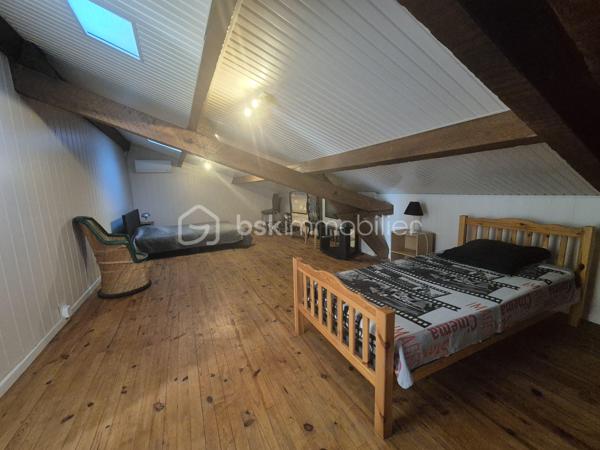 À proximité immédiate de Coutras, découvrez cette belle maison familiale entièrement rénovée avec goût, offrant de beaux volumes, un intérieur soigné et de nombreuses possibilités d'aménagement.

Dès l'entrée, la maison séduit par ses volumes et sa fonctionnalité. Elle dispose de deux accès extérieurs permettant une circulation pratique au quotidien.

Au rez-de-chaussée, vous trouverez une cuisine aménagée et équipée, un agréable salon ainsi qu'une grande salle à manger idéale pour partager des moments en famille ou recevoir vos proches, également deux chambres en rez-de-chaussée, complétées par une salle de bain avec doubles vasques et douche. WC indépendant.
À l'étage, la maison propose trois chambres supplémentaires, une seconde salle d'eau avec WC ainsi qu'un grand bureau. Cet espace peut facilement être aménagé en bibliothèque, salle de jeux, espace télétravail ou pièce supplémentaire selon vos besoins.

Entièrement rénovée avec goût, cette maison ne nécessite aucun travaux. Elle bénéficie notamment du double vitrage, d'une isolation améliorée, d'une installation électrique rénovée, du gaz de ville, climatisation réversible sans oublier sa belle cheminée ouverte, offrant confort et fonctionnalité tout au long de l'année. 
Cette belle maison, louée en gîte uniquement a obtenu son étoile pour son confort et équipement.

À l'extérieur, le terrain entièrement clôturé offre un environnement agréable et de nombreuses possibilités.
Côté stationnement et dépendances, la propriété dispose de plusieurs espaces particulièrement appréciables :
un grand garage indépendant avec eau et électricité ;
un carport attenant ;
un second grand garage permettant d'accueillir plusieurs véhicules ou de disposer d'un important espace de rangement.
Un puit non raccordé
Le terrain, arboré, est constructible, offrant la possibilité d'envisager un futur projet selon les règles d'urbanisme en vigueur : construction supplémentaire, dépendance, logement indépendant ou autre projet familial.

Idéalement située aux portes de Coutras, la maison bénéficie d'un emplacement pratique à proximité des écoles, commerces, services, centre-ville et de la gare, tout en permettant un accès rapide aux principaux axes routiers et à l'autoroute.

Une maison familiale aux beaux volumes, parfaitement entretenue et rénovée, qui réunit confort, espace, stationnement et potentiel d'évolution.

Un bien rare offrant de nombreuses possibilités, à découvrir sans tarder.