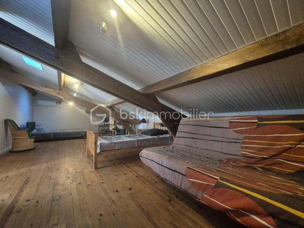 À proximité immédiate de Coutras, découvrez cette belle maison familiale entièrement rénovée avec goût, offrant de beaux volumes, un intérieur soigné et de nombreuses possibilités d'aménagement.

Dès l'entrée, la maison séduit par ses volumes et sa fonctionnalité. Elle dispose de deux accès extérieurs permettant une circulation pratique au quotidien.

Au rez-de-chaussée, vous trouverez une cuisine aménagée et équipée, un agréable salon ainsi qu'une grande salle à manger idéale pour partager des moments en famille ou recevoir vos proches, également deux chambres en rez-de-chaussée, complétées par une salle de bain avec doubles vasques et douche. WC indépendant.
À l'étage, la maison propose trois chambres supplémentaires, une seconde salle d'eau avec WC ainsi qu'un grand bureau. Cet espace peut facilement être aménagé en bibliothèque, salle de jeux, espace télétravail ou pièce supplémentaire selon vos besoins.

Entièrement rénovée avec goût, cette maison ne nécessite aucun travaux. Elle bénéficie notamment du double vitrage, d'une isolation améliorée, d'une installation électrique rénovée, du gaz de ville, climatisation réversible sans oublier sa belle cheminée ouverte, offrant confort et fonctionnalité tout au long de l'année. 
Cette belle maison, louée en gîte uniquement a obtenu son étoile pour son confort et équipement.

À l'extérieur, le terrain entièrement clôturé offre un environnement agréable et de nombreuses possibilités.
Côté stationnement et dépendances, la propriété dispose de plusieurs espaces particulièrement appréciables :
un grand garage indépendant avec eau et électricité ;
un carport attenant ;
un second grand garage permettant d'accueillir plusieurs véhicules ou de disposer d'un important espace de rangement.
Un puit non raccordé
Le terrain, arboré, est constructible, offrant la possibilité d'envisager un futur projet selon les règles d'urbanisme en vigueur : construction supplémentaire, dépendance, logement indépendant ou autre projet familial.

Idéalement située aux portes de Coutras, la maison bénéficie d'un emplacement pratique à proximité des écoles, commerces, services, centre-ville et de la gare, tout en permettant un accès rapide aux principaux axes routiers et à l'autoroute.

Une maison familiale aux beaux volumes, parfaitement entretenue et rénovée, qui réunit confort, espace, stationnement et potentiel d'évolution.

Un bien rare offrant de nombreuses possibilités, à découvrir sans tarder.