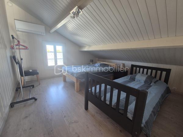 À proximité immédiate de Coutras, découvrez cette belle maison familiale entièrement rénovée avec goût, offrant de beaux volumes, un intérieur soigné et de nombreuses possibilités d'aménagement.

Dès l'entrée, la maison séduit par ses volumes et sa fonctionnalité. Elle dispose de deux accès extérieurs permettant une circulation pratique au quotidien.

Au rez-de-chaussée, vous trouverez une cuisine aménagée et équipée, un agréable salon ainsi qu'une grande salle à manger idéale pour partager des moments en famille ou recevoir vos proches, également deux chambres en rez-de-chaussée, complétées par une salle de bain avec doubles vasques et douche. WC indépendant.
À l'étage, la maison propose trois chambres supplémentaires, une seconde salle d'eau avec WC ainsi qu'un grand bureau. Cet espace peut facilement être aménagé en bibliothèque, salle de jeux, espace télétravail ou pièce supplémentaire selon vos besoins.

Entièrement rénovée avec goût, cette maison ne nécessite aucun travaux. Elle bénéficie notamment du double vitrage, d'une isolation améliorée, d'une installation électrique rénovée, du gaz de ville, climatisation réversible sans oublier sa belle cheminée ouverte, offrant confort et fonctionnalité tout au long de l'année. 
Cette belle maison, louée en gîte uniquement a obtenu son étoile pour son confort et équipement.

À l'extérieur, le terrain entièrement clôturé offre un environnement agréable et de nombreuses possibilités.
Côté stationnement et dépendances, la propriété dispose de plusieurs espaces particulièrement appréciables :
un grand garage indépendant avec eau et électricité ;
un carport attenant ;
un second grand garage permettant d'accueillir plusieurs véhicules ou de disposer d'un important espace de rangement.
Un puit non raccordé
Le terrain, arboré, est constructible, offrant la possibilité d'envisager un futur projet selon les règles d'urbanisme en vigueur : construction supplémentaire, dépendance, logement indépendant ou autre projet familial.

Idéalement située aux portes de Coutras, la maison bénéficie d'un emplacement pratique à proximité des écoles, commerces, services, centre-ville et de la gare, tout en permettant un accès rapide aux principaux axes routiers et à l'autoroute.

Une maison familiale aux beaux volumes, parfaitement entretenue et rénovée, qui réunit confort, espace, stationnement et potentiel d'évolution.

Un bien rare offrant de nombreuses possibilités, à découvrir sans tarder.