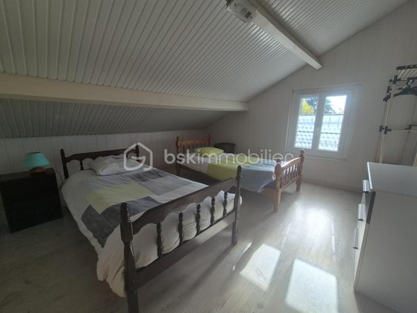 À proximité immédiate de Coutras, découvrez cette belle maison familiale entièrement rénovée avec goût, offrant de beaux volumes, un intérieur soigné et de nombreuses possibilités d'aménagement.

Dès l'entrée, la maison séduit par ses volumes et sa fonctionnalité. Elle dispose de deux accès extérieurs permettant une circulation pratique au quotidien.

Au rez-de-chaussée, vous trouverez une cuisine aménagée et équipée, un agréable salon ainsi qu'une grande salle à manger idéale pour partager des moments en famille ou recevoir vos proches, également deux chambres en rez-de-chaussée, complétées par une salle de bain avec doubles vasques et douche. WC indépendant.
À l'étage, la maison propose trois chambres supplémentaires, une seconde salle d'eau avec WC ainsi qu'un grand bureau. Cet espace peut facilement être aménagé en bibliothèque, salle de jeux, espace télétravail ou pièce supplémentaire selon vos besoins.

Entièrement rénovée avec goût, cette maison ne nécessite aucun travaux. Elle bénéficie notamment du double vitrage, d'une isolation améliorée, d'une installation électrique rénovée, du gaz de ville, climatisation réversible sans oublier sa belle cheminée ouverte, offrant confort et fonctionnalité tout au long de l'année. 
Cette belle maison, louée en gîte uniquement a obtenu son étoile pour son confort et équipement.

À l'extérieur, le terrain entièrement clôturé offre un environnement agréable et de nombreuses possibilités.
Côté stationnement et dépendances, la propriété dispose de plusieurs espaces particulièrement appréciables :
un grand garage indépendant avec eau et électricité ;
un carport attenant ;
un second grand garage permettant d'accueillir plusieurs véhicules ou de disposer d'un important espace de rangement.
Un puit non raccordé
Le terrain, arboré, est constructible, offrant la possibilité d'envisager un futur projet selon les règles d'urbanisme en vigueur : construction supplémentaire, dépendance, logement indépendant ou autre projet familial.

Idéalement située aux portes de Coutras, la maison bénéficie d'un emplacement pratique à proximité des écoles, commerces, services, centre-ville et de la gare, tout en permettant un accès rapide aux principaux axes routiers et à l'autoroute.

Une maison familiale aux beaux volumes, parfaitement entretenue et rénovée, qui réunit confort, espace, stationnement et potentiel d'évolution.

Un bien rare offrant de nombreuses possibilités, à découvrir sans tarder.