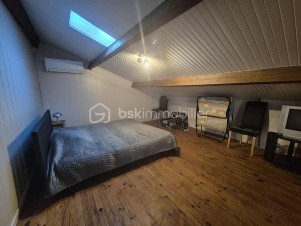 À proximité immédiate de Coutras, découvrez cette belle maison familiale entièrement rénovée avec goût, offrant de beaux volumes, un intérieur soigné et de nombreuses possibilités d'aménagement.

Dès l'entrée, la maison séduit par ses volumes et sa fonctionnalité. Elle dispose de deux accès extérieurs permettant une circulation pratique au quotidien.

Au rez-de-chaussée, vous trouverez une cuisine aménagée et équipée, un agréable salon ainsi qu'une grande salle à manger idéale pour partager des moments en famille ou recevoir vos proches, également deux chambres en rez-de-chaussée, complétées par une salle de bain avec doubles vasques et douche. WC indépendant.
À l'étage, la maison propose trois chambres supplémentaires, une seconde salle d'eau avec WC ainsi qu'un grand bureau. Cet espace peut facilement être aménagé en bibliothèque, salle de jeux, espace télétravail ou pièce supplémentaire selon vos besoins.

Entièrement rénovée avec goût, cette maison ne nécessite aucun travaux. Elle bénéficie notamment du double vitrage, d'une isolation améliorée, d'une installation électrique rénovée, du gaz de ville, climatisation réversible sans oublier sa belle cheminée ouverte, offrant confort et fonctionnalité tout au long de l'année. 
Cette belle maison, louée en gîte uniquement a obtenu son étoile pour son confort et équipement.

À l'extérieur, le terrain entièrement clôturé offre un environnement agréable et de nombreuses possibilités.
Côté stationnement et dépendances, la propriété dispose de plusieurs espaces particulièrement appréciables :
un grand garage indépendant avec eau et électricité ;
un carport attenant ;
un second grand garage permettant d'accueillir plusieurs véhicules ou de disposer d'un important espace de rangement.
Un puit non raccordé
Le terrain, arboré, est constructible, offrant la possibilité d'envisager un futur projet selon les règles d'urbanisme en vigueur : construction supplémentaire, dépendance, logement indépendant ou autre projet familial.

Idéalement située aux portes de Coutras, la maison bénéficie d'un emplacement pratique à proximité des écoles, commerces, services, centre-ville et de la gare, tout en permettant un accès rapide aux principaux axes routiers et à l'autoroute.

Une maison familiale aux beaux volumes, parfaitement entretenue et rénovée, qui réunit confort, espace, stationnement et potentiel d'évolution.

Un bien rare offrant de nombreuses possibilités, à découvrir sans tarder.