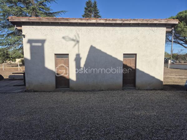 À proximité immédiate de Coutras, découvrez cette belle maison familiale entièrement rénovée avec goût, offrant de beaux volumes, un intérieur soigné et de nombreuses possibilités d'aménagement.

Dès l'entrée, la maison séduit par ses volumes et sa fonctionnalité. Elle dispose de deux accès extérieurs permettant une circulation pratique au quotidien.

Au rez-de-chaussée, vous trouverez une cuisine aménagée et équipée, un agréable salon ainsi qu'une grande salle à manger idéale pour partager des moments en famille ou recevoir vos proches, également deux chambres en rez-de-chaussée, complétées par une salle de bain avec doubles vasques et douche. WC indépendant.
À l'étage, la maison propose trois chambres supplémentaires, une seconde salle d'eau avec WC ainsi qu'un grand bureau. Cet espace peut facilement être aménagé en bibliothèque, salle de jeux, espace télétravail ou pièce supplémentaire selon vos besoins.

Entièrement rénovée avec goût, cette maison ne nécessite aucun travaux. Elle bénéficie notamment du double vitrage, d'une isolation améliorée, d'une installation électrique rénovée, du gaz de ville, climatisation réversible sans oublier sa belle cheminée ouverte, offrant confort et fonctionnalité tout au long de l'année. 
Cette belle maison, louée en gîte uniquement a obtenu son étoile pour son confort et équipement.

À l'extérieur, le terrain entièrement clôturé offre un environnement agréable et de nombreuses possibilités.
Côté stationnement et dépendances, la propriété dispose de plusieurs espaces particulièrement appréciables :
un grand garage indépendant avec eau et électricité ;
un carport attenant ;
un second grand garage permettant d'accueillir plusieurs véhicules ou de disposer d'un important espace de rangement.
Un puit non raccordé
Le terrain, arboré, est constructible, offrant la possibilité d'envisager un futur projet selon les règles d'urbanisme en vigueur : construction supplémentaire, dépendance, logement indépendant ou autre projet familial.

Idéalement située aux portes de Coutras, la maison bénéficie d'un emplacement pratique à proximité des écoles, commerces, services, centre-ville et de la gare, tout en permettant un accès rapide aux principaux axes routiers et à l'autoroute.

Une maison familiale aux beaux volumes, parfaitement entretenue et rénovée, qui réunit confort, espace, stationnement et potentiel d'évolution.

Un bien rare offrant de nombreuses possibilités, à découvrir sans tarder.