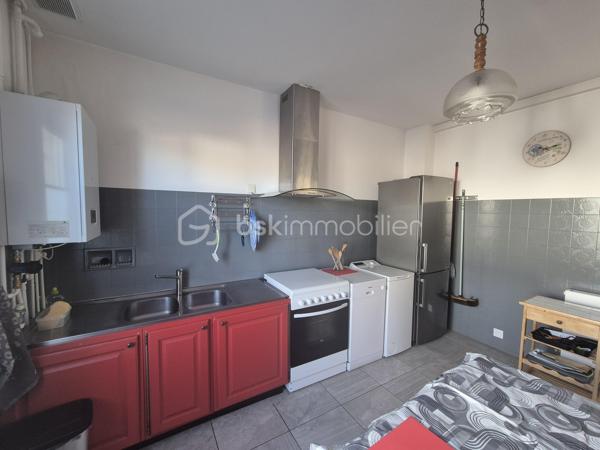 À proximité immédiate de Coutras, découvrez cette belle maison familiale entièrement rénovée avec goût, offrant de beaux volumes, un intérieur soigné et de nombreuses possibilités d'aménagement.

Dès l'entrée, la maison séduit par ses volumes et sa fonctionnalité. Elle dispose de deux accès extérieurs permettant une circulation pratique au quotidien.

Au rez-de-chaussée, vous trouverez une cuisine aménagée et équipée, un agréable salon ainsi qu'une grande salle à manger idéale pour partager des moments en famille ou recevoir vos proches, également deux chambres en rez-de-chaussée, complétées par une salle de bain avec doubles vasques et douche. WC indépendant.
À l'étage, la maison propose trois chambres supplémentaires, une seconde salle d'eau avec WC ainsi qu'un grand bureau. Cet espace peut facilement être aménagé en bibliothèque, salle de jeux, espace télétravail ou pièce supplémentaire selon vos besoins.

Entièrement rénovée avec goût, cette maison ne nécessite aucun travaux. Elle bénéficie notamment du double vitrage, d'une isolation améliorée, d'une installation électrique rénovée, du gaz de ville, climatisation réversible sans oublier sa belle cheminée ouverte, offrant confort et fonctionnalité tout au long de l'année. 
Cette belle maison, louée en gîte uniquement a obtenu son étoile pour son confort et équipement.

À l'extérieur, le terrain entièrement clôturé offre un environnement agréable et de nombreuses possibilités.
Côté stationnement et dépendances, la propriété dispose de plusieurs espaces particulièrement appréciables :
un grand garage indépendant avec eau et électricité ;
un carport attenant ;
un second grand garage permettant d'accueillir plusieurs véhicules ou de disposer d'un important espace de rangement.
Un puit non raccordé
Le terrain, arboré, est constructible, offrant la possibilité d'envisager un futur projet selon les règles d'urbanisme en vigueur : construction supplémentaire, dépendance, logement indépendant ou autre projet familial.

Idéalement située aux portes de Coutras, la maison bénéficie d'un emplacement pratique à proximité des écoles, commerces, services, centre-ville et de la gare, tout en permettant un accès rapide aux principaux axes routiers et à l'autoroute.

Une maison familiale aux beaux volumes, parfaitement entretenue et rénovée, qui réunit confort, espace, stationnement et potentiel d'évolution.

Un bien rare offrant de nombreuses possibilités, à découvrir sans tarder.