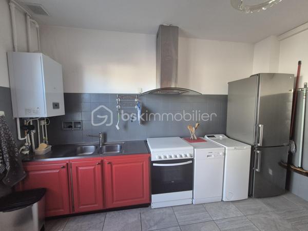 À proximité immédiate de Coutras, découvrez cette belle maison familiale entièrement rénovée avec goût, offrant de beaux volumes, un intérieur soigné et de nombreuses possibilités d'aménagement.

Dès l'entrée, la maison séduit par ses volumes et sa fonctionnalité. Elle dispose de deux accès extérieurs permettant une circulation pratique au quotidien.

Au rez-de-chaussée, vous trouverez une cuisine aménagée et équipée, un agréable salon ainsi qu'une grande salle à manger idéale pour partager des moments en famille ou recevoir vos proches, également deux chambres en rez-de-chaussée, complétées par une salle de bain avec doubles vasques et douche. WC indépendant.
À l'étage, la maison propose trois chambres supplémentaires, une seconde salle d'eau avec WC ainsi qu'un grand bureau. Cet espace peut facilement être aménagé en bibliothèque, salle de jeux, espace télétravail ou pièce supplémentaire selon vos besoins.

Entièrement rénovée avec goût, cette maison ne nécessite aucun travaux. Elle bénéficie notamment du double vitrage, d'une isolation améliorée, d'une installation électrique rénovée, du gaz de ville, climatisation réversible sans oublier sa belle cheminée ouverte, offrant confort et fonctionnalité tout au long de l'année. 
Cette belle maison, louée en gîte uniquement a obtenu son étoile pour son confort et équipement.

À l'extérieur, le terrain entièrement clôturé offre un environnement agréable et de nombreuses possibilités.
Côté stationnement et dépendances, la propriété dispose de plusieurs espaces particulièrement appréciables :
un grand garage indépendant avec eau et électricité ;
un carport attenant ;
un second grand garage permettant d'accueillir plusieurs véhicules ou de disposer d'un important espace de rangement.
Un puit non raccordé
Le terrain, arboré, est constructible, offrant la possibilité d'envisager un futur projet selon les règles d'urbanisme en vigueur : construction supplémentaire, dépendance, logement indépendant ou autre projet familial.

Idéalement située aux portes de Coutras, la maison bénéficie d'un emplacement pratique à proximité des écoles, commerces, services, centre-ville et de la gare, tout en permettant un accès rapide aux principaux axes routiers et à l'autoroute.

Une maison familiale aux beaux volumes, parfaitement entretenue et rénovée, qui réunit confort, espace, stationnement et potentiel d'évolution.

Un bien rare offrant de nombreuses possibilités, à découvrir sans tarder.