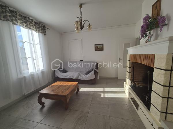 À proximité immédiate de Coutras, découvrez cette belle maison familiale entièrement rénovée avec goût, offrant de beaux volumes, un intérieur soigné et de nombreuses possibilités d'aménagement.

Dès l'entrée, la maison séduit par ses volumes et sa fonctionnalité. Elle dispose de deux accès extérieurs permettant une circulation pratique au quotidien.

Au rez-de-chaussée, vous trouverez une cuisine aménagée et équipée, un agréable salon ainsi qu'une grande salle à manger idéale pour partager des moments en famille ou recevoir vos proches, également deux chambres en rez-de-chaussée, complétées par une salle de bain avec doubles vasques et douche. WC indépendant.
À l'étage, la maison propose trois chambres supplémentaires, une seconde salle d'eau avec WC ainsi qu'un grand bureau. Cet espace peut facilement être aménagé en bibliothèque, salle de jeux, espace télétravail ou pièce supplémentaire selon vos besoins.

Entièrement rénovée avec goût, cette maison ne nécessite aucun travaux. Elle bénéficie notamment du double vitrage, d'une isolation améliorée, d'une installation électrique rénovée, du gaz de ville, climatisation réversible sans oublier sa belle cheminée ouverte, offrant confort et fonctionnalité tout au long de l'année. 
Cette belle maison, louée en gîte uniquement a obtenu son étoile pour son confort et équipement.

À l'extérieur, le terrain entièrement clôturé offre un environnement agréable et de nombreuses possibilités.
Côté stationnement et dépendances, la propriété dispose de plusieurs espaces particulièrement appréciables :
un grand garage indépendant avec eau et électricité ;
un carport attenant ;
un second grand garage permettant d'accueillir plusieurs véhicules ou de disposer d'un important espace de rangement.
Un puit non raccordé
Le terrain, arboré, est constructible, offrant la possibilité d'envisager un futur projet selon les règles d'urbanisme en vigueur : construction supplémentaire, dépendance, logement indépendant ou autre projet familial.

Idéalement située aux portes de Coutras, la maison bénéficie d'un emplacement pratique à proximité des écoles, commerces, services, centre-ville et de la gare, tout en permettant un accès rapide aux principaux axes routiers et à l'autoroute.

Une maison familiale aux beaux volumes, parfaitement entretenue et rénovée, qui réunit confort, espace, stationnement et potentiel d'évolution.

Un bien rare offrant de nombreuses possibilités, à découvrir sans tarder.