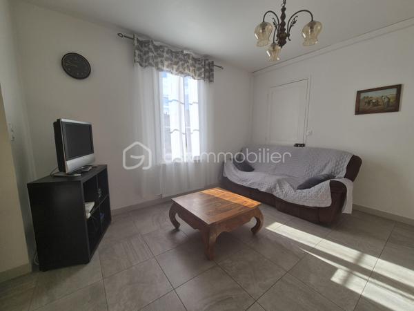 À proximité immédiate de Coutras, découvrez cette belle maison familiale entièrement rénovée avec goût, offrant de beaux volumes, un intérieur soigné et de nombreuses possibilités d'aménagement.

Dès l'entrée, la maison séduit par ses volumes et sa fonctionnalité. Elle dispose de deux accès extérieurs permettant une circulation pratique au quotidien.

Au rez-de-chaussée, vous trouverez une cuisine aménagée et équipée, un agréable salon ainsi qu'une grande salle à manger idéale pour partager des moments en famille ou recevoir vos proches, également deux chambres en rez-de-chaussée, complétées par une salle de bain avec doubles vasques et douche. WC indépendant.
À l'étage, la maison propose trois chambres supplémentaires, une seconde salle d'eau avec WC ainsi qu'un grand bureau. Cet espace peut facilement être aménagé en bibliothèque, salle de jeux, espace télétravail ou pièce supplémentaire selon vos besoins.

Entièrement rénovée avec goût, cette maison ne nécessite aucun travaux. Elle bénéficie notamment du double vitrage, d'une isolation améliorée, d'une installation électrique rénovée, du gaz de ville, climatisation réversible sans oublier sa belle cheminée ouverte, offrant confort et fonctionnalité tout au long de l'année. 
Cette belle maison, louée en gîte uniquement a obtenu son étoile pour son confort et équipement.

À l'extérieur, le terrain entièrement clôturé offre un environnement agréable et de nombreuses possibilités.
Côté stationnement et dépendances, la propriété dispose de plusieurs espaces particulièrement appréciables :
un grand garage indépendant avec eau et électricité ;
un carport attenant ;
un second grand garage permettant d'accueillir plusieurs véhicules ou de disposer d'un important espace de rangement.
Un puit non raccordé
Le terrain, arboré, est constructible, offrant la possibilité d'envisager un futur projet selon les règles d'urbanisme en vigueur : construction supplémentaire, dépendance, logement indépendant ou autre projet familial.

Idéalement située aux portes de Coutras, la maison bénéficie d'un emplacement pratique à proximité des écoles, commerces, services, centre-ville et de la gare, tout en permettant un accès rapide aux principaux axes routiers et à l'autoroute.

Une maison familiale aux beaux volumes, parfaitement entretenue et rénovée, qui réunit confort, espace, stationnement et potentiel d'évolution.

Un bien rare offrant de nombreuses possibilités, à découvrir sans tarder.