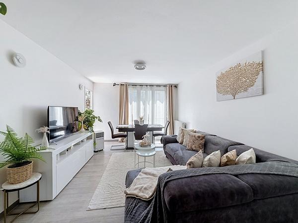 MONTREUIL, PROCHE GARE RER ROSNY, APPARTEMENT 5 PIÈCES AVEC BALCONS ET CAVE.