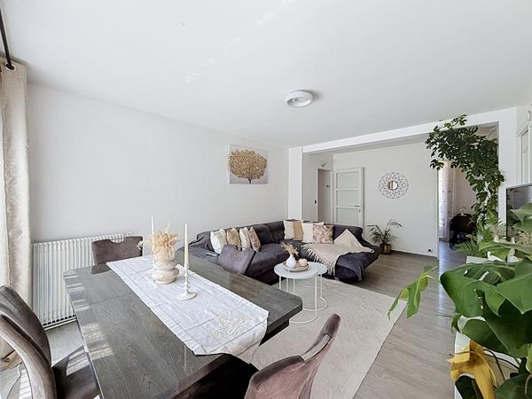 MONTREUIL, PROCHE GARE RER ROSNY, APPARTEMENT 5 PIÈCES AVEC BALCONS ET CAVE.