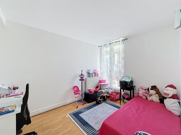 MONTREUIL, PROCHE GARE RER ROSNY, APPARTEMENT 5 PIÈCES AVEC BALCONS ET CAVE.