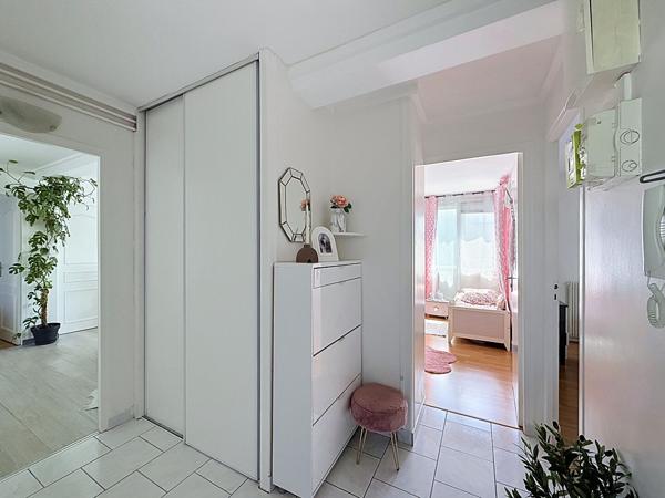 MONTREUIL, PROCHE GARE RER ROSNY, APPARTEMENT 5 PIÈCES AVEC BALCONS ET CAVE.