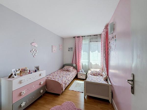 MONTREUIL, PROCHE GARE RER ROSNY, APPARTEMENT 5 PIÈCES AVEC BALCONS ET CAVE.