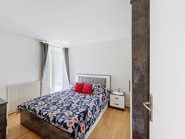 MONTREUIL, PROCHE GARE RER ROSNY, APPARTEMENT 5 PIÈCES AVEC BALCONS ET CAVE.