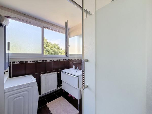 MONTREUIL, PROCHE GARE RER ROSNY, APPARTEMENT 5 PIÈCES AVEC BALCONS ET CAVE.