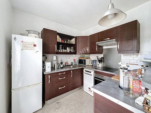 MONTREUIL, AU PIED DU METRO, DERNIER ETAGE, BEAU 2 PIECES DE 46M² AVEC NOMBREUX RANGEMENTS