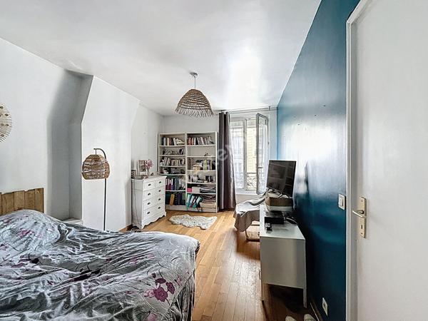 MONTREUIL, AU PIED DU METRO, DERNIER ETAGE, BEAU 2 PIECES DE 46M² AVEC NOMBREUX RANGEMENTS