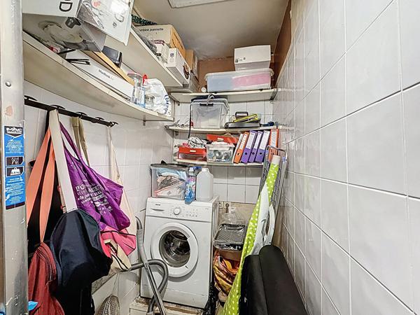 MONTREUIL, AU PIED DU METRO, DERNIER ETAGE, BEAU 2 PIECES DE 46M² AVEC NOMBREUX RANGEMENTS