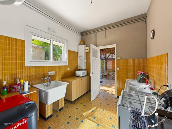 MARCIAC – MAISON DE PLAIN-PIED AVEC GRANDES DÉPENDANCES, GARAGES ET VÉRANDA