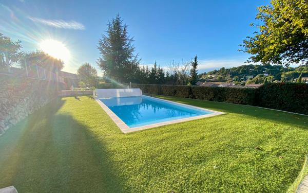 Maison à vendre    6 pièces •  Le Beausset