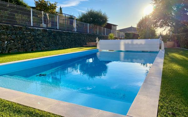 Maison à vendre    6 pièces •  Le Beausset