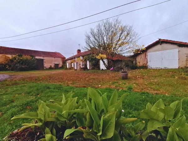 Ancien corps de ferme avec terrains à Luchapt