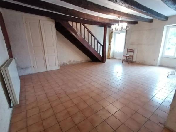 Ancien corps de ferme avec terrains à Luchapt