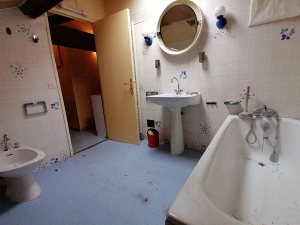 Ancien corps de ferme avec terrains à Luchapt