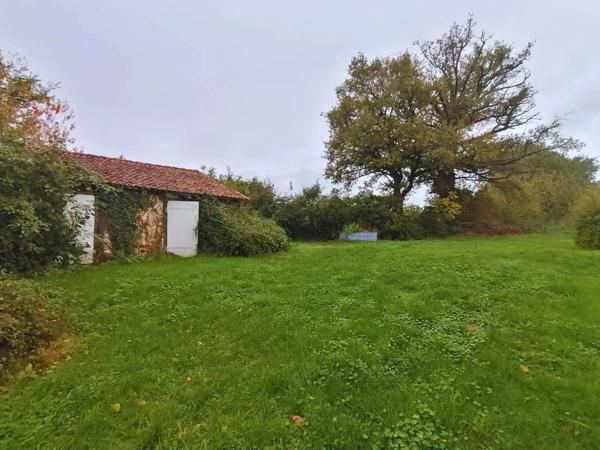 Ancien corps de ferme avec terrains à Luchapt