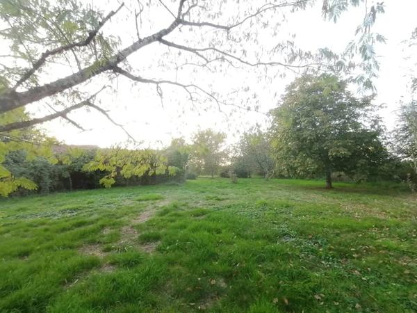 Ancien corps de ferme avec terrains à Luchapt