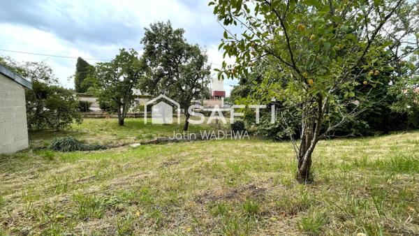 Terrain constructible arboré, calme et potentiel.