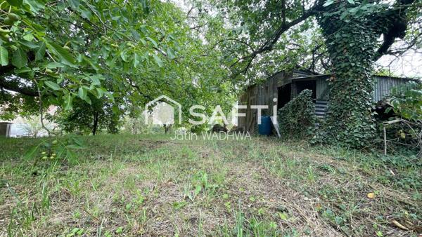 Terrain constructible arboré, calme et potentiel.