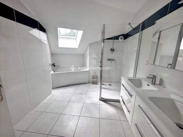 Vente                                                      Appartement
                        
                     4 pièces                      120 m2                     à Évian-les-Bains