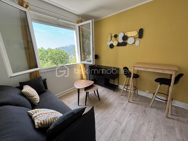 Au calme, dans une petite copropriété à faibles charges, retrouvez ce studio entièrement rénové, vendu meublé. Chauffage électrique. 
Idéal investisseur ou premier achat !