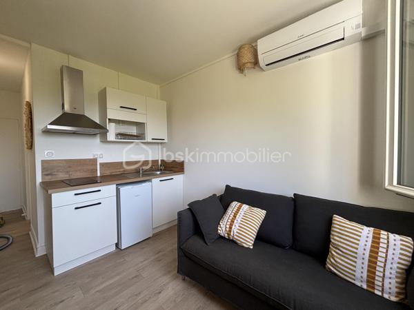 Au calme, dans une petite copropriété à faibles charges, retrouvez ce studio entièrement rénové, vendu meublé. Chauffage électrique. 
Idéal investisseur ou premier achat !
