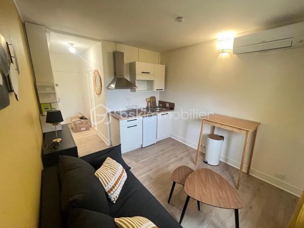 Au calme, dans une petite copropriété à faibles charges, retrouvez ce studio entièrement rénové, vendu meublé. Chauffage électrique. 
Idéal investisseur ou premier achat !
