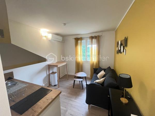 Au calme, dans une petite copropriété à faibles charges, retrouvez ce studio entièrement rénové, vendu meublé. Chauffage électrique. 
Idéal investisseur ou premier achat !