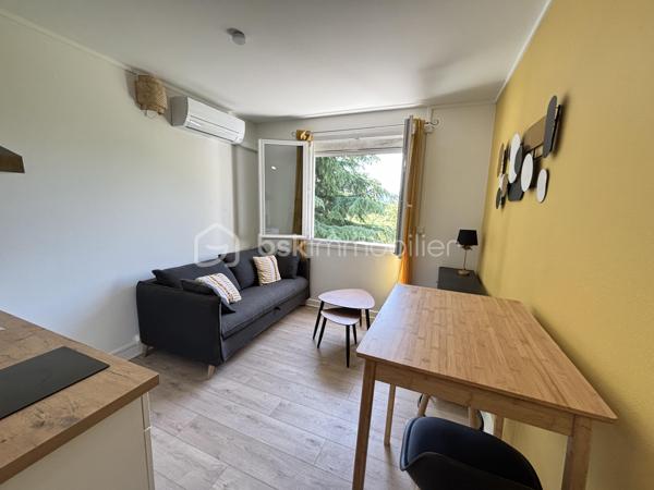 Au calme, dans une petite copropriété à faibles charges, retrouvez ce studio entièrement rénové, vendu meublé. Chauffage électrique. 
Idéal investisseur ou premier achat !