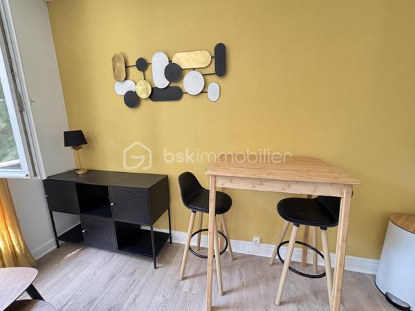 Au calme, dans une petite copropriété à faibles charges, retrouvez ce studio entièrement rénové, vendu meublé. Chauffage électrique. 
Idéal investisseur ou premier achat !