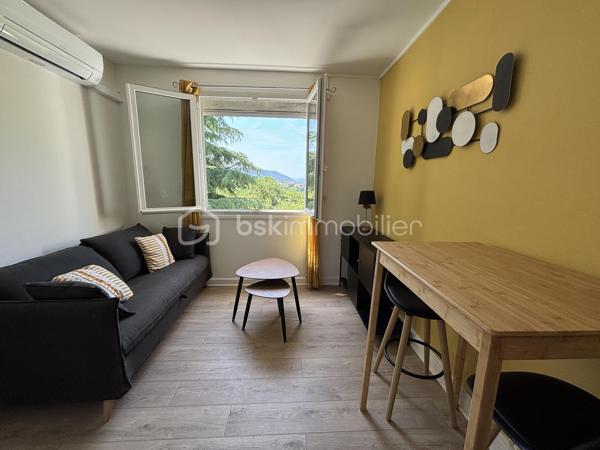 Au calme, dans une petite copropriété à faibles charges, retrouvez ce studio entièrement rénové, vendu meublé. Chauffage électrique. 
Idéal investisseur ou premier achat !