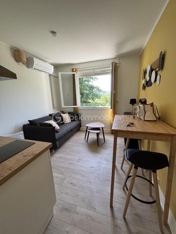 Au calme, dans une petite copropriété à faibles charges, retrouvez ce studio entièrement rénové, vendu meublé. Chauffage électrique. 
Idéal investisseur ou premier achat !