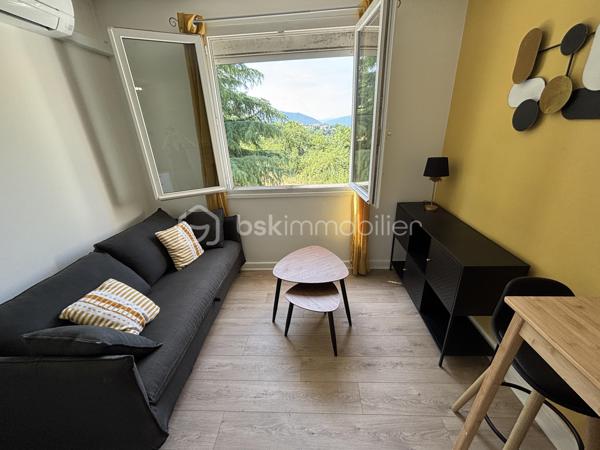 Au calme, dans une petite copropriété à faibles charges, retrouvez ce studio entièrement rénové, vendu meublé. Chauffage électrique. 
Idéal investisseur ou premier achat !