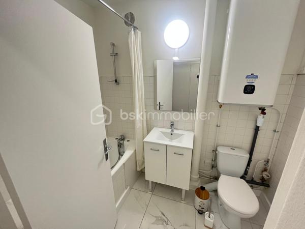 Au calme, dans une petite copropriété à faibles charges, retrouvez ce studio entièrement rénové, vendu meublé. Chauffage électrique. 
Idéal investisseur ou premier achat !