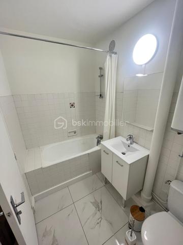 Au calme, dans une petite copropriété à faibles charges, retrouvez ce studio entièrement rénové, vendu meublé. Chauffage électrique. 
Idéal investisseur ou premier achat !